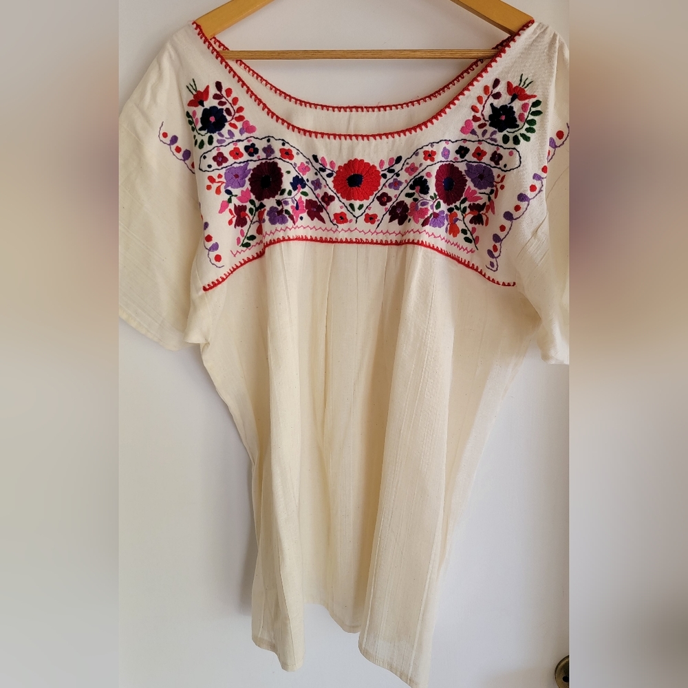NWOT Embroidered blouse. - Picture 3 of 5